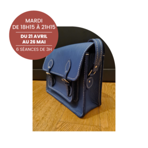 Un sac à main en cuir bleu de confection artisanale, réalisé lors du module de perfectionnement en maroquinerie à la Philomathique de Bordeaux.