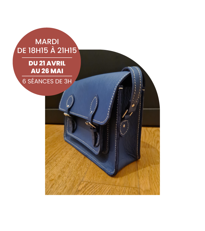 Un sac à main en cuir bleu de confection artisanale, réalisé lors du module de perfectionnement en maroquinerie à la Philomathique de Bordeaux.