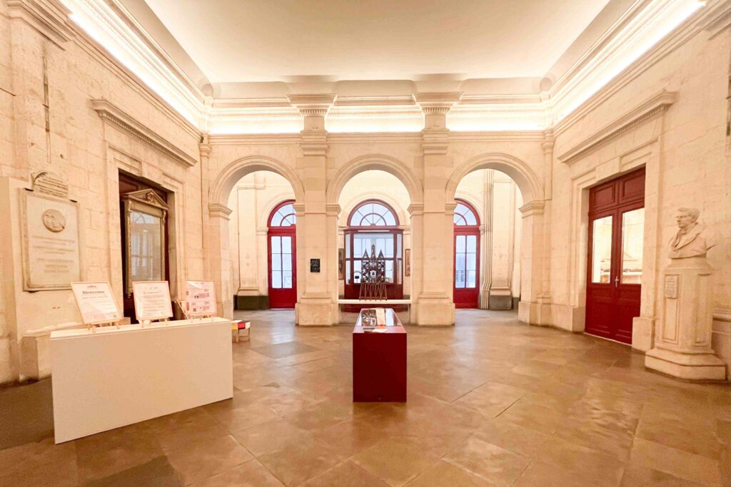 Vue intérieure du hall historique de l'école Philomathique de Bordeaux.