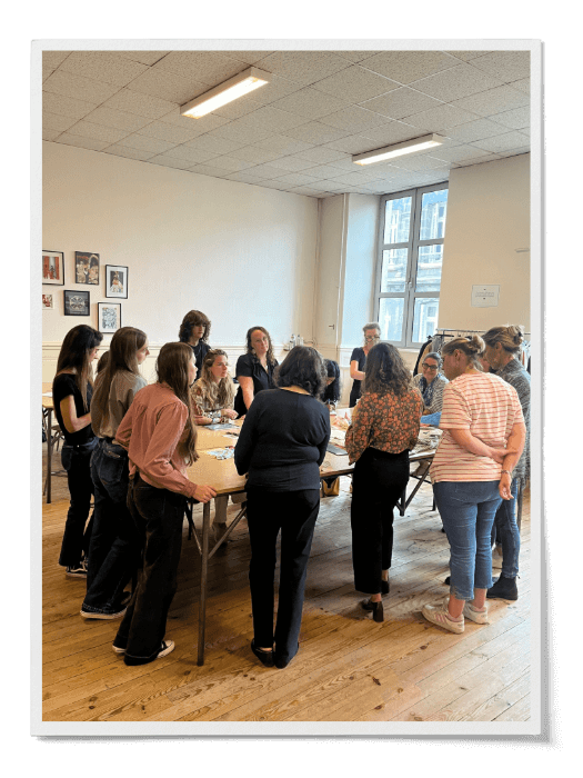 Apprenantes en CAP Couture Flou travaillant sur la construction de la jupe de base.