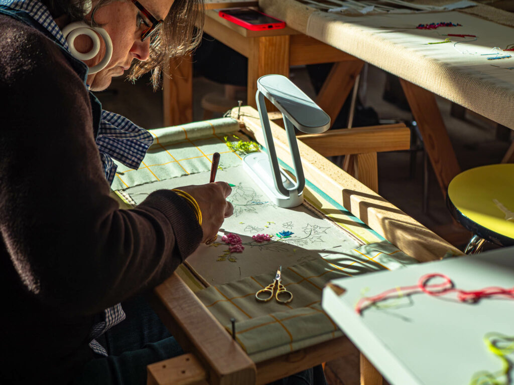 La maîtrise des bases : préparer son métier à tisser, une étape essentielle enseignée à la Philomathique pour un résultat professionnel.