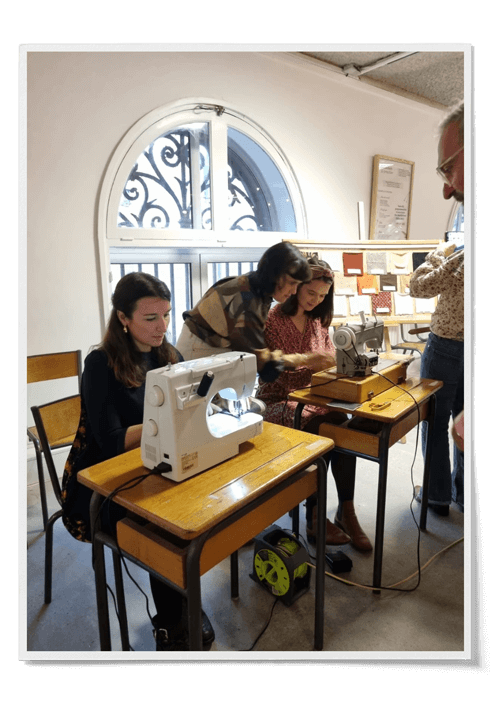 Participants à un atelier de team building à Bordeaux utilisant des machine à coudre.