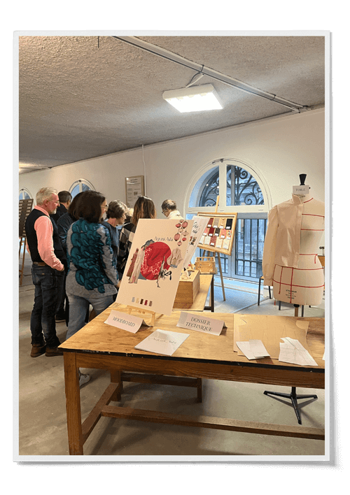 Participants à un atelier de team building à Bordeaux découvrant le métier de couturier.