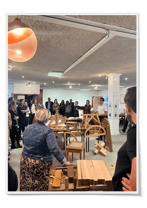 Participants à un atelier de team building à Bordeaux découvrant les métiers d'art et d'artisanat.