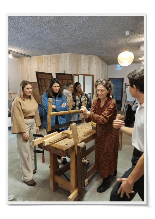 Participants à un atelier de team building à Bordeaux découvrant le métier de menuisier.