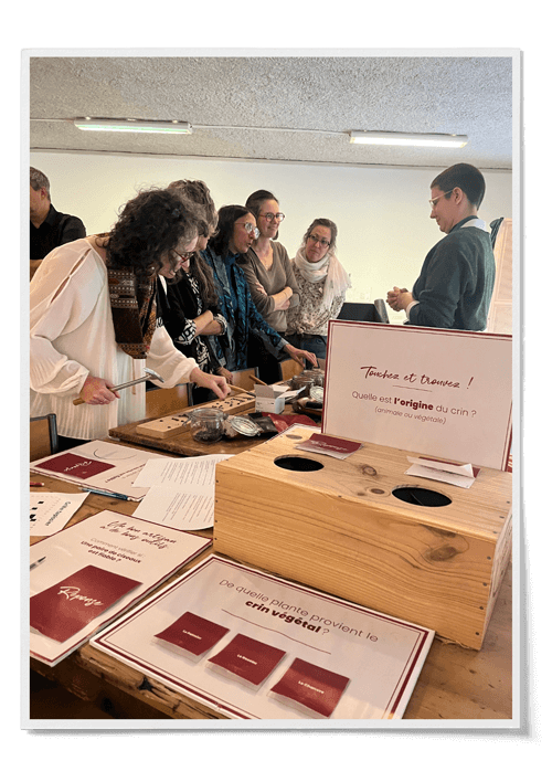 Participants à un atelier de team building à Bordeaux répondant à un quiz sur la tapisserie.