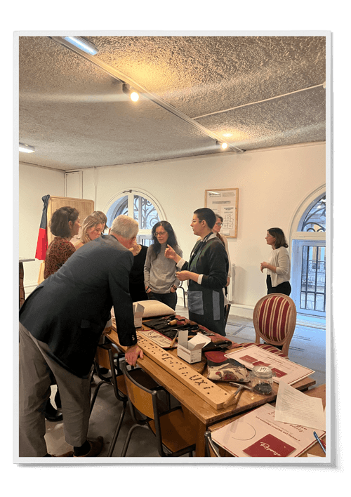 Participants à un atelier de team building à Bordeaux découvrant le métier de tapissier.