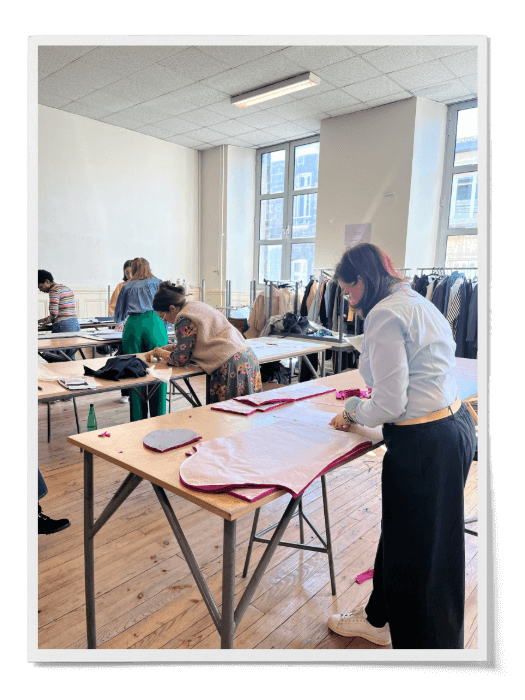 Apprentissage de la poche raglan et de la doublure par les élèves du CAP Couture Tailleur.