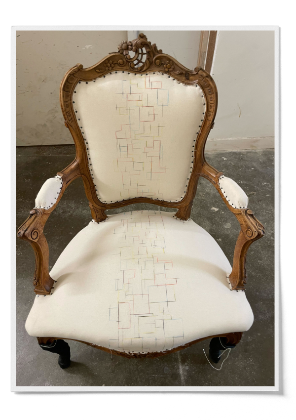 Exemple de gros mobilier (fauteuil) restauré avec la technique de garniture en crin traditionnel à Bordeaux.