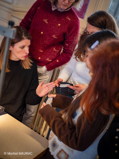Formatrice du pôle mode de la Philomathique accompagnant ses apprenants en CAP Couture Tailleur lors d'un atelier pratique à Bordeaux.