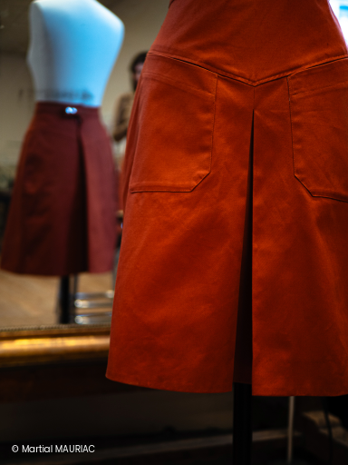 Jupe réalisée par les apprenants en CAP Couture Flou à la Philomathique de Bordeaux, illustrant la maîtrise des techniques de montage et de finition.