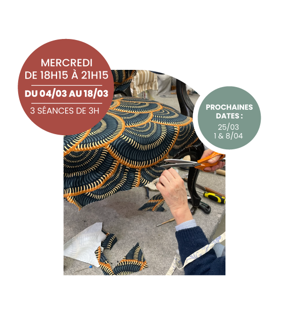 Atelier de tapisserie modulaire à Bordeaux. Gros plan sur la pose de tissu de couverture sur une chaise ancienne lors d'un cours à la carte.