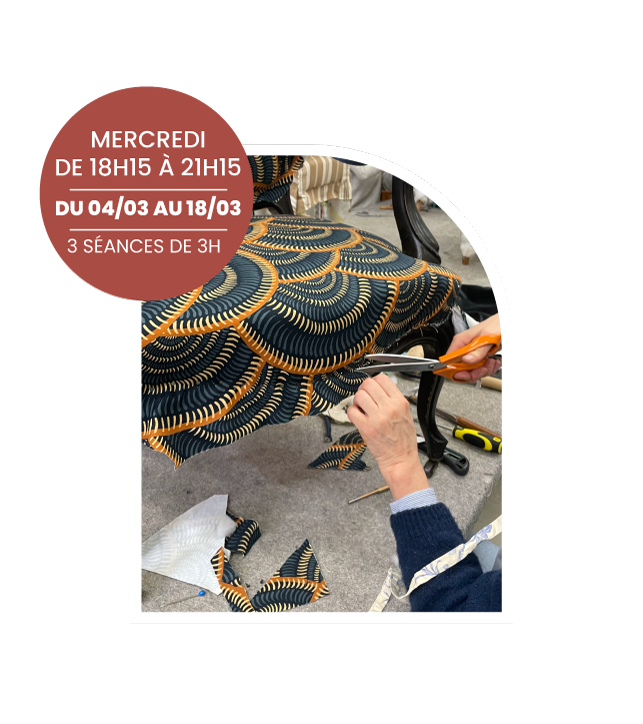 Atelier de tapisserie modulaire à Bordeaux. Gros plan sur la pose de tissu de couverture sur une chaise ancienne lors d'un cours à la carte.