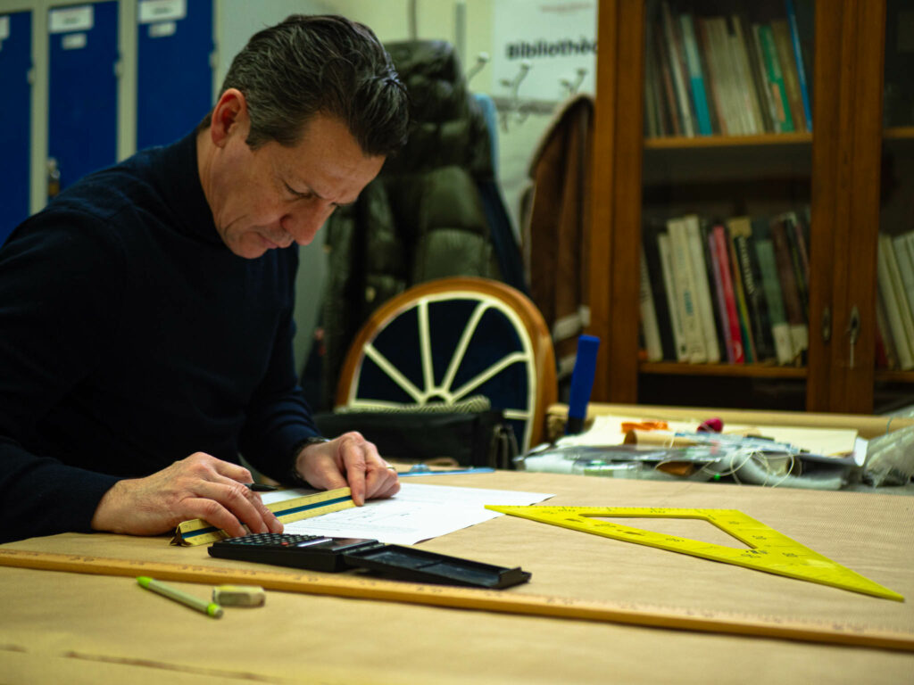 Apprenant en formation professionnelle à la Philomathique de Bordeaux en CAP tapisserie d'ameublement en siège.