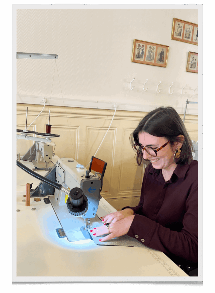Portrait de Loriane, apprenante en CAP Couture Tailleur, créatrice de marque éco-responsable.