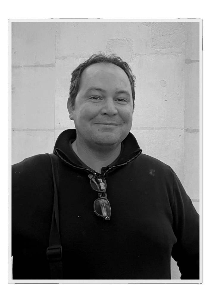 Nicolas, formateur en ébénisterie pour débutant à Bordeaux, démontrant une technique de travail du bois.