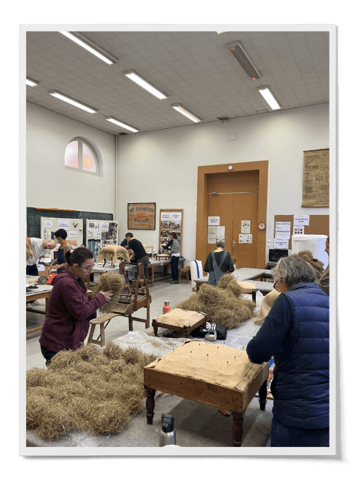 Pratique de la mise en crin et du sanglage par les apprenants du CAP Tapisserie d'ameublement.