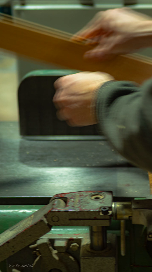 Apprenant du pôle bois de la Philomathique de Bordeaux en train de scier une pièce de bois pour une création de l'événement Mesure et Démesure.