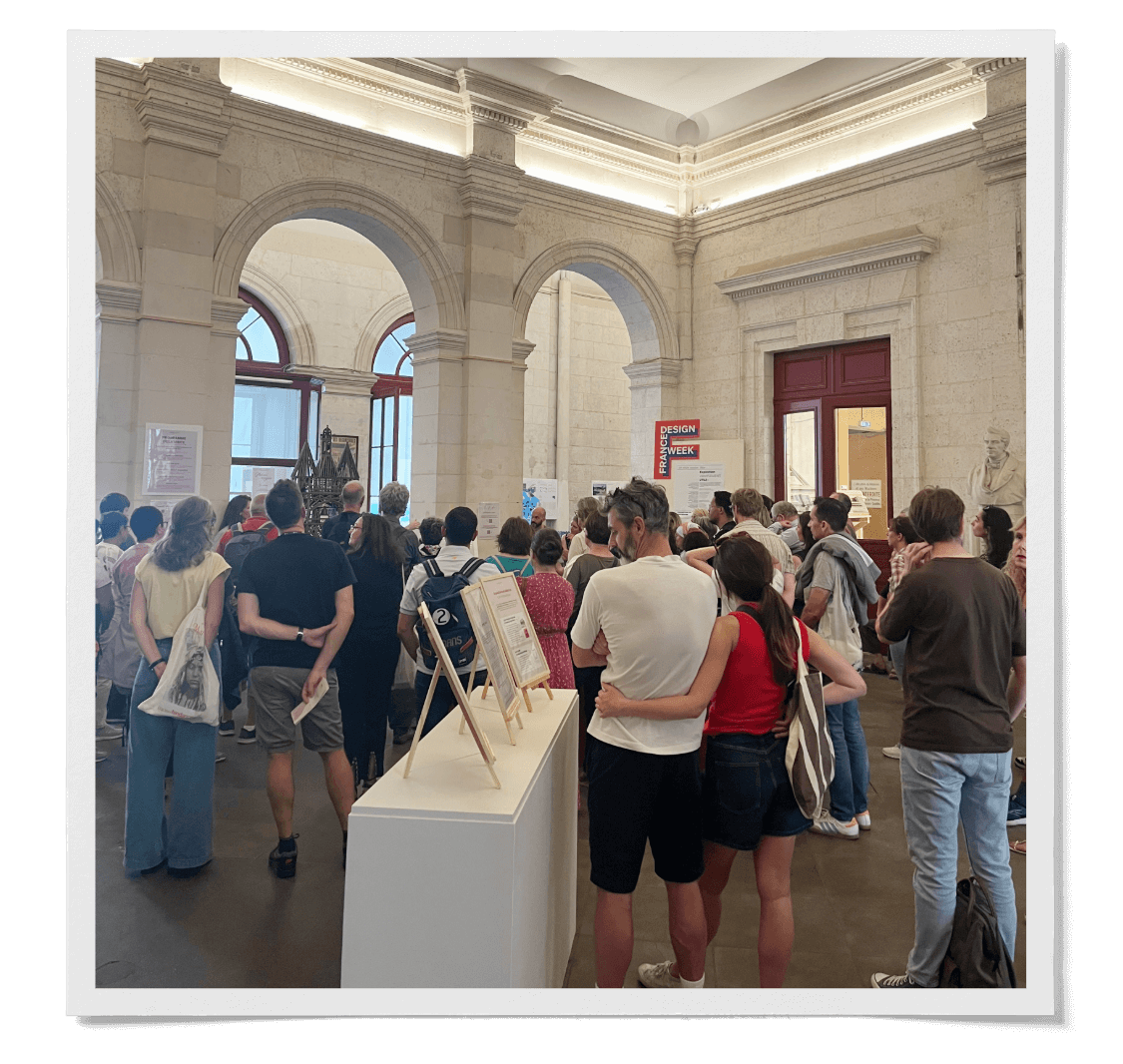 Photo de visiteurs lors des Journées Européennes du Patrimoine à l'atelier de la Philomathique de Bordeaux.